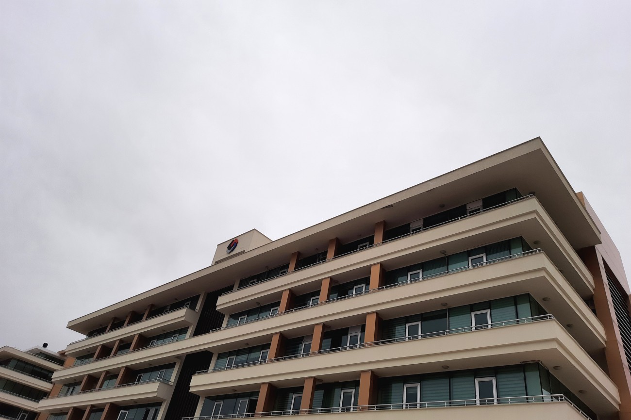SERDİVAN CADDE 54'DE ANA CADDEYE ÖN CEPHELİ 1+1 KİRALIK OFİS